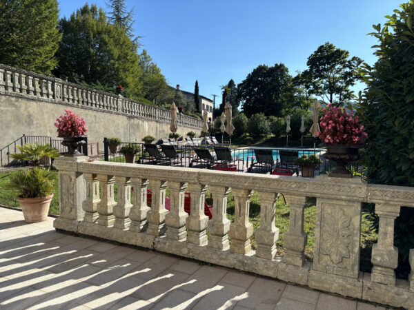 Piscine extérieure et terrasse sud