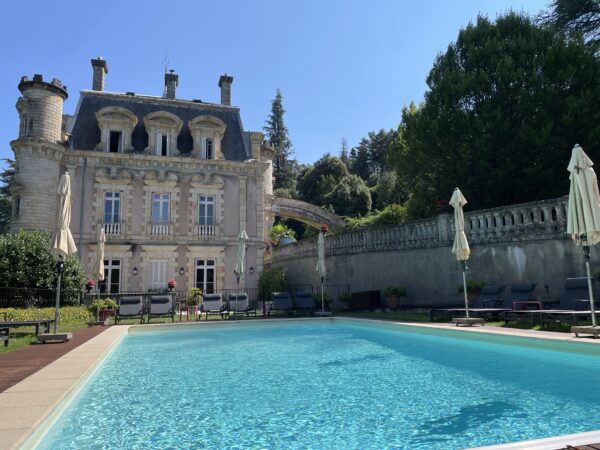 Piscine extérieure et vue sur le Château